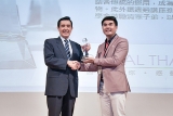 Master Kenny Hoo proudly receives 《International Chinese Welfare Golden Award》 from the former President of Republic of China (ROC) Taiwan, His Excellency Mr Ma Ying-Jeou.  許鴻方大師榮獲中華人民共和國馬英九前總統頒于『華人公益企業人物金傳獎』以表揚其注重社會責任、熱心公益、關懷弱勢不遺餘力，榮獲得獎，實至名歸。